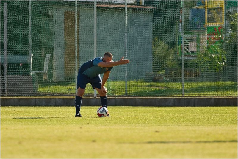 Při prvním gólu s Rohoznicí si Radek přesně vyměřil dráhu letu míče.