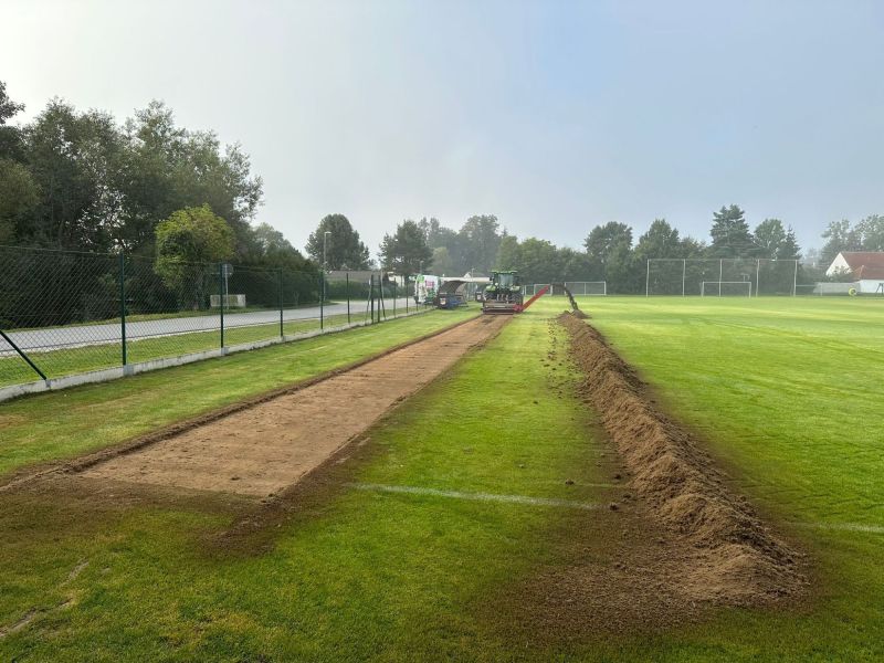 Doslova pár hodin po zápase začala rekonstrukce hřiště, v neděli odpoledne už byla všechna tráva pryč 