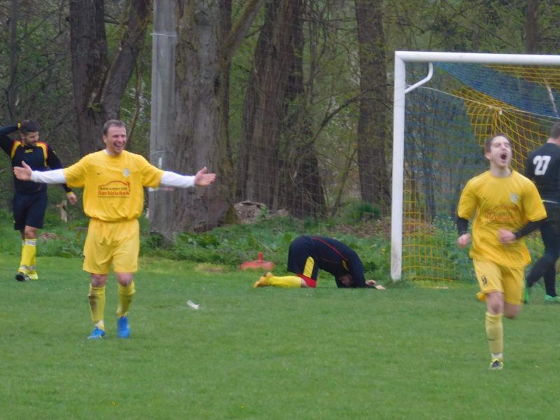 Kontrast domácí radosti a hostující smutku, po vyrovnávací trefě Brázdy.