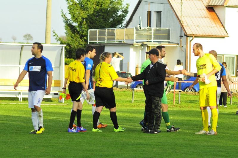 Konec zápasu. Pro hosty příliš krutý výsledek za který vděčí nezvládnutému konci zápasu. Pochvalu zaslouží mladí postranní rozhodčí, patnáctiletý  SKLENAŘÍK Michal a mladá dáma BUCHTOVÁ Natálie. Až na 2 nepřesnosti pochvalme i zkušeného Romana Leblocha, který zápas s nadhledem sobě vlastním  řídil.