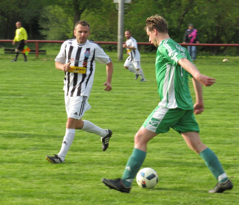 Autor fotek: Libor Granec - Tomáš Dibďák u míče, hlídá jej Petr Janura