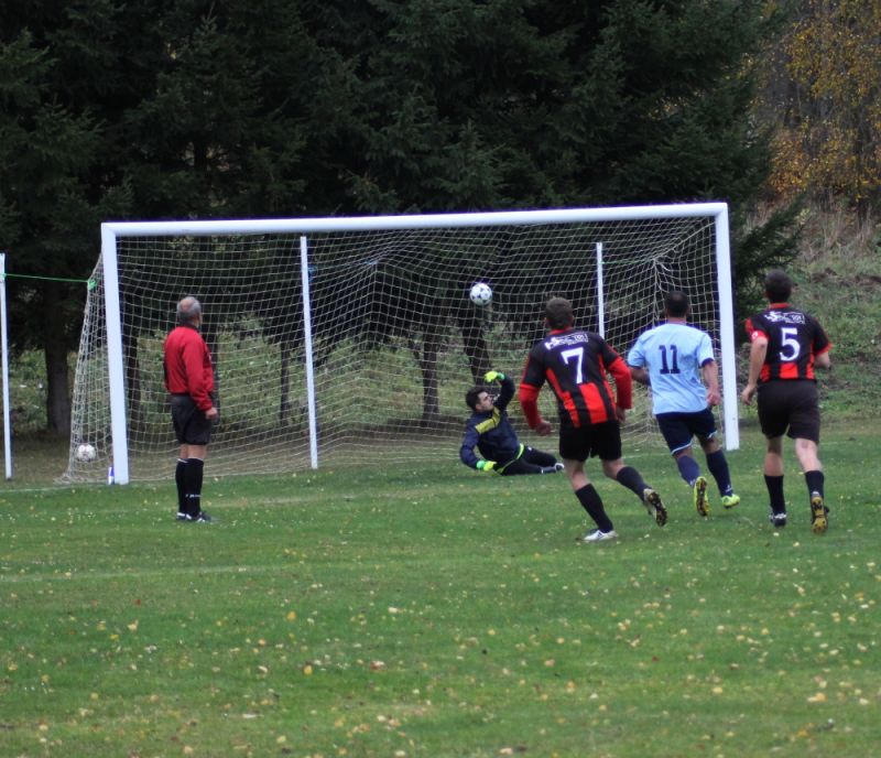 Jan Szabo vyrovnává z penalty.