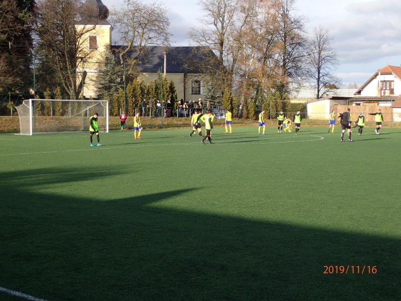 Na fotbale už jsem zažil lecos, ale aby hlavní arbitr povzbuzoval domácí hráče slovy :"kluci dejte jim góla".. tak to ani u žáčků, kde píská tatínek.