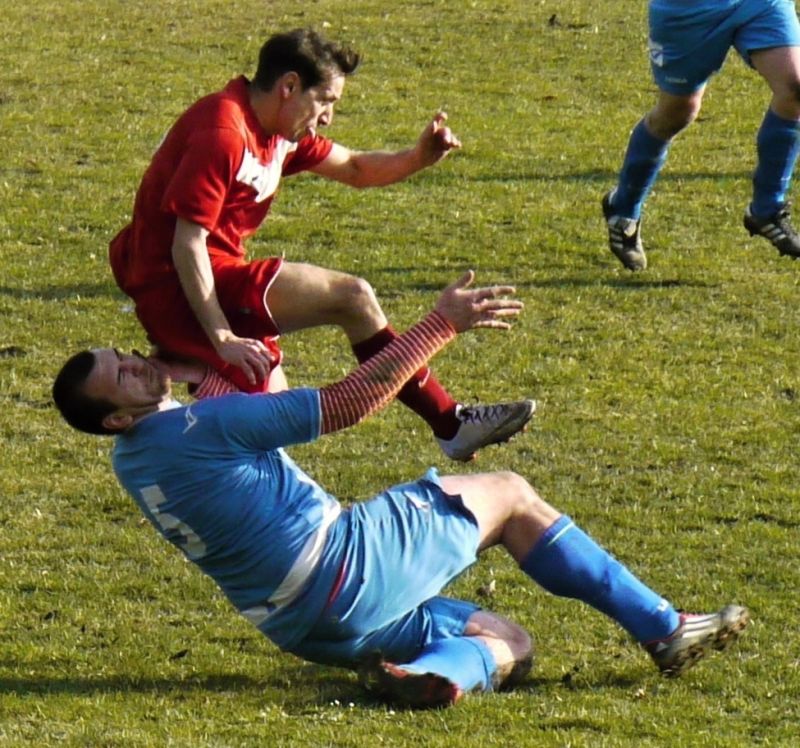 V souboji jaroměřský Stanislav Kašajík (v červeném) a domácí Michal Středa. 