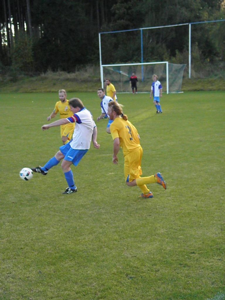 Pavel Šulc ve 2.poločase udržuje obranu hostí ve stálé pohotovosti.