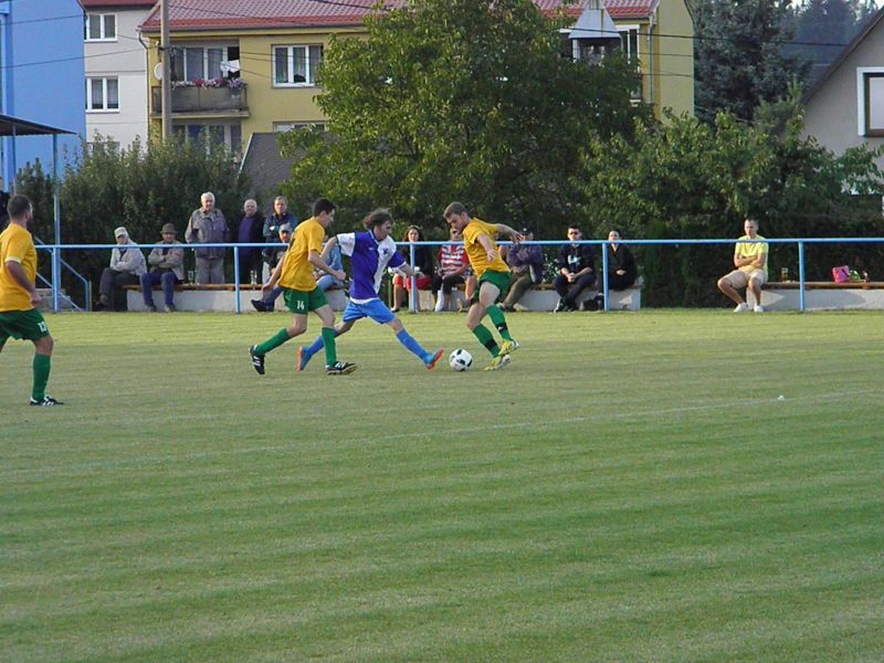 Jeden z mnoha pokusů o překonání pozorné obrany FK TJ Ledce.