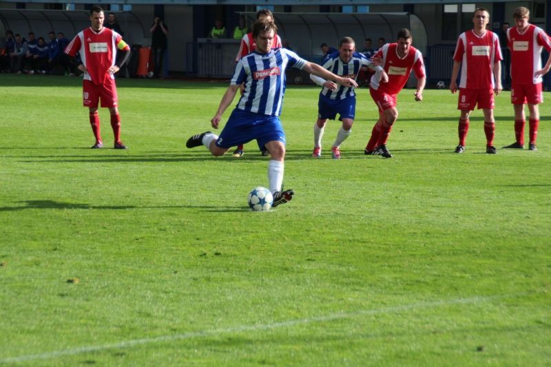 V gólovou přestřelku se zvrhlo jarní utkání mezi Náchodem a Týništěm, které skončilo výsledkem 9:2 pro Náchod. Obránce Jan Kábrt zvyšoval ještě před poločasem z pokutového kopu na 6:0; zdroj: fknachod.cz