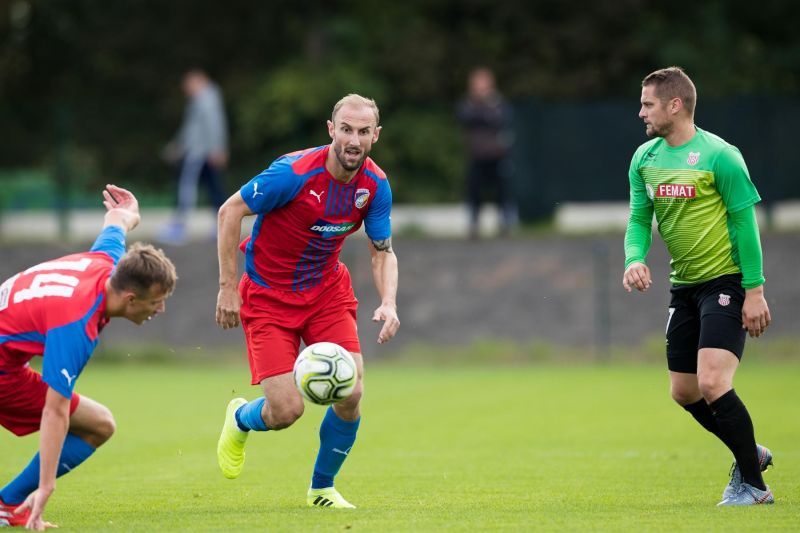 Ladislav Volešák v souboji s plzeňským Hubníkem, který se rozehrává v béčku