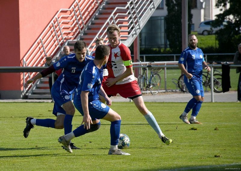 Martin Šolc s kapitánskou páskou v souboji s opočenskými obránci (zdroj: Markéta Vlachová)