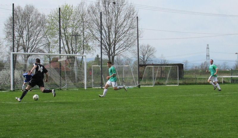 ani střídající Václav Jakeš (č 14) se v zápase prosadit nedokázal. Zleva Kapličtí, brankář František Říha, Jan Štrbačka a Pavel Jirka