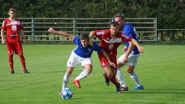 Křídelník František Nečas vpředu v modrém