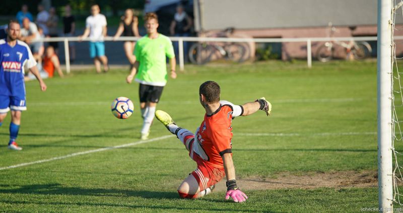 Míč končí za zády bezmocného brankáře Fouse - 1:2.