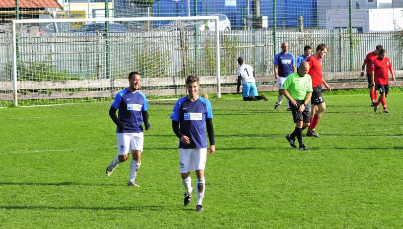 Střelec druhé branky hostí Jan Mikulka v popředí. 2:0. Studená sprcha pro aktivní hru domácích.