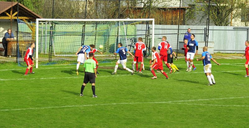 Jakub Talášek snižuje na 3:2. Hosté stupňují tlak a zcela ovládnou hřiště.