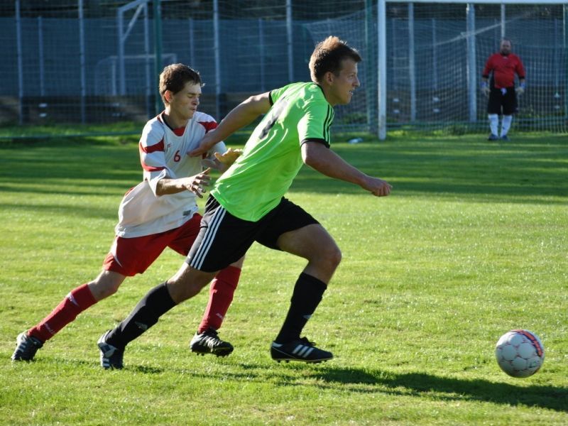 Adam Bureš v červeno-bílém dresu.