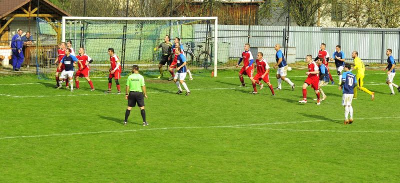 Z velkého tlaku hosté vytěží dvě tyče. Na vyrovnání je to ale málo. Body zůstanou doma. Hosté doplatili na nepozornosti v první půli.