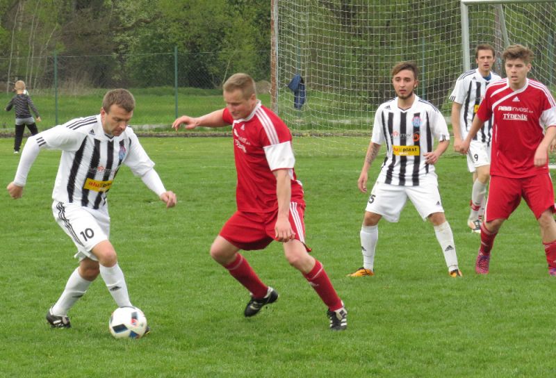Autor fotek: Libor Granec - Petr Janura na míči před Miroslavem Němečkem