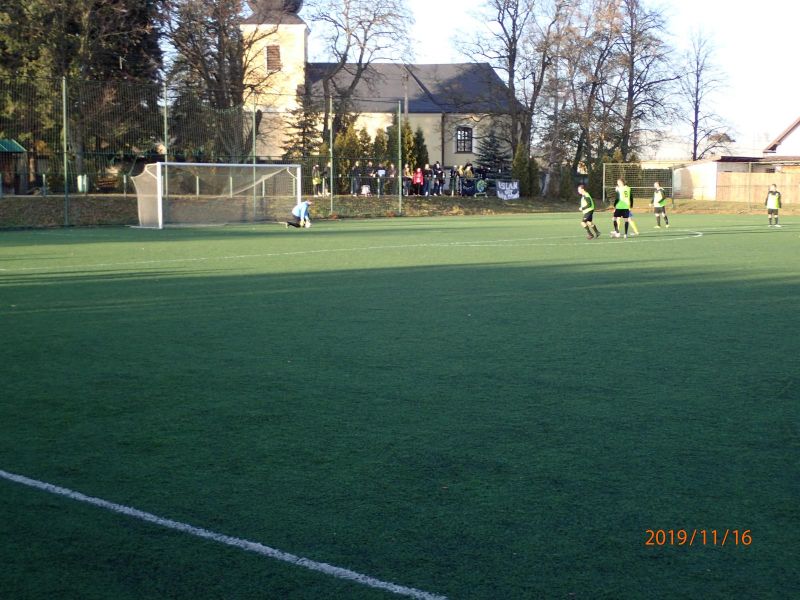 Pak už byla 90.min.a rozhodčí 4.min. nastavil. Časomíra stála a rozhodčí všem ukazoval, že on má na hodinkách 94 min.a to až do vyrovnávacího góiu Slavoje na 2 : 2, který přišel po zoufalé snaze deseti proti osmi.