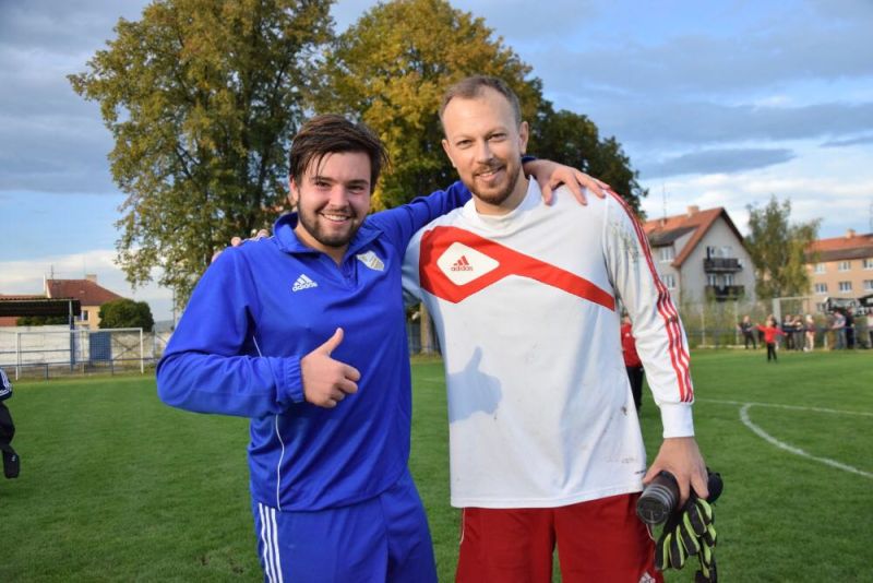 Michal Uhlík (vlevo) s brankářem Vlkem po vítězném utkání ve Vodňanech. Foto: FB Šumavan Vimperk