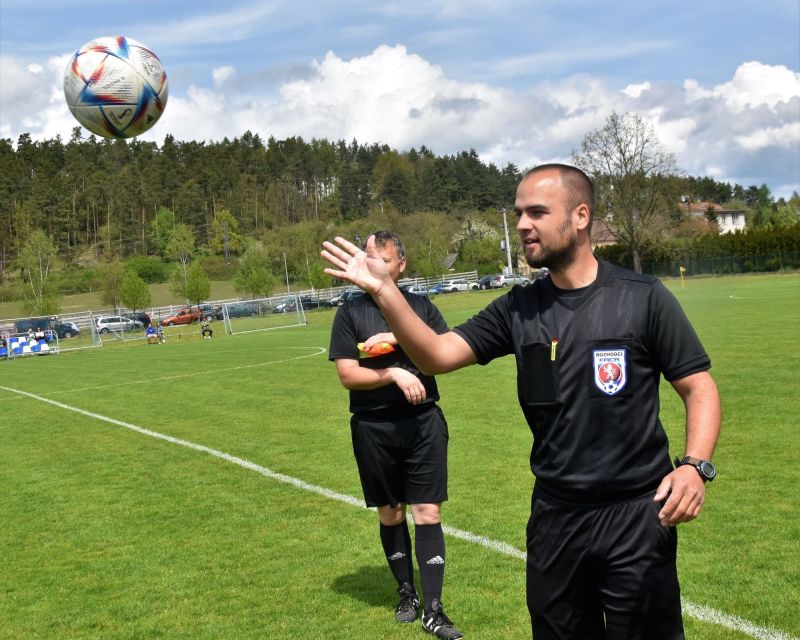 Hlavní arbitr J. Mach už si nezapíská Foto: Jan Škrle