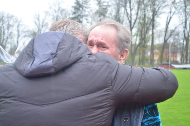 Před zápasem poblahopřáli funkcionáři Jiskry, Josefu Schropferovi  k sedmdesátým narozeninám.