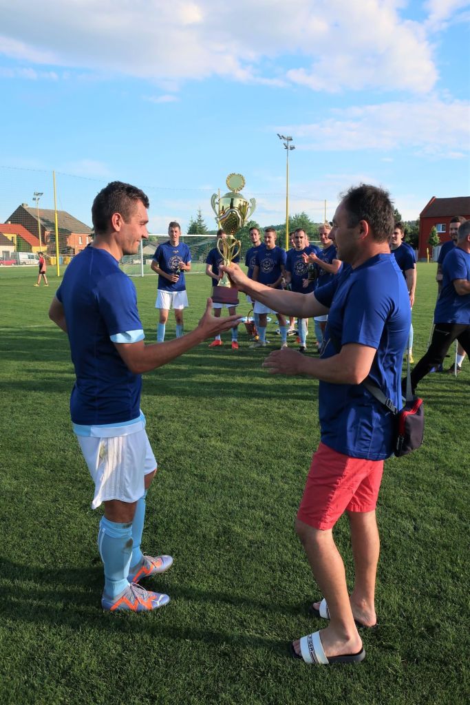 Muži TJ Sokol Určice obdržely pohár za 1. místo v 1.A třídě, skupině A