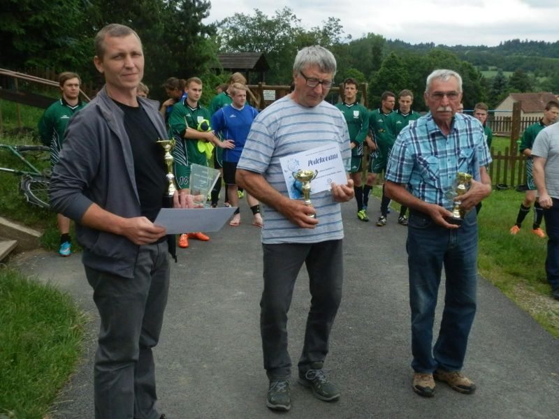 Za Stanislava Kotačky přebírá cenu syn zleva stojící ,ze zdravotních důvodů se nemohl dostavit.