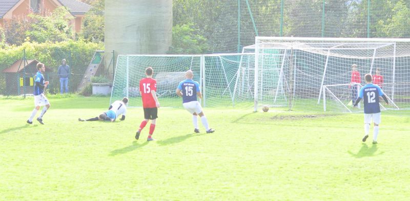 Druhý poločas. Chyby v obraně domácích a Budjač zvyšuje na 3:0.