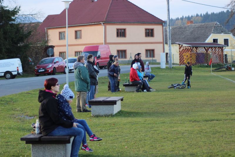 diváci, nejdřív opalovačka v druhém dějství chlad