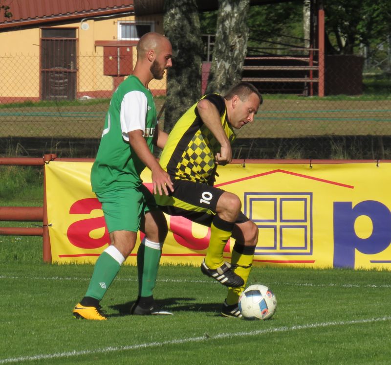 Autor fotek: Libor Granec Petr Janura na míči před Jakubem Lísalem.