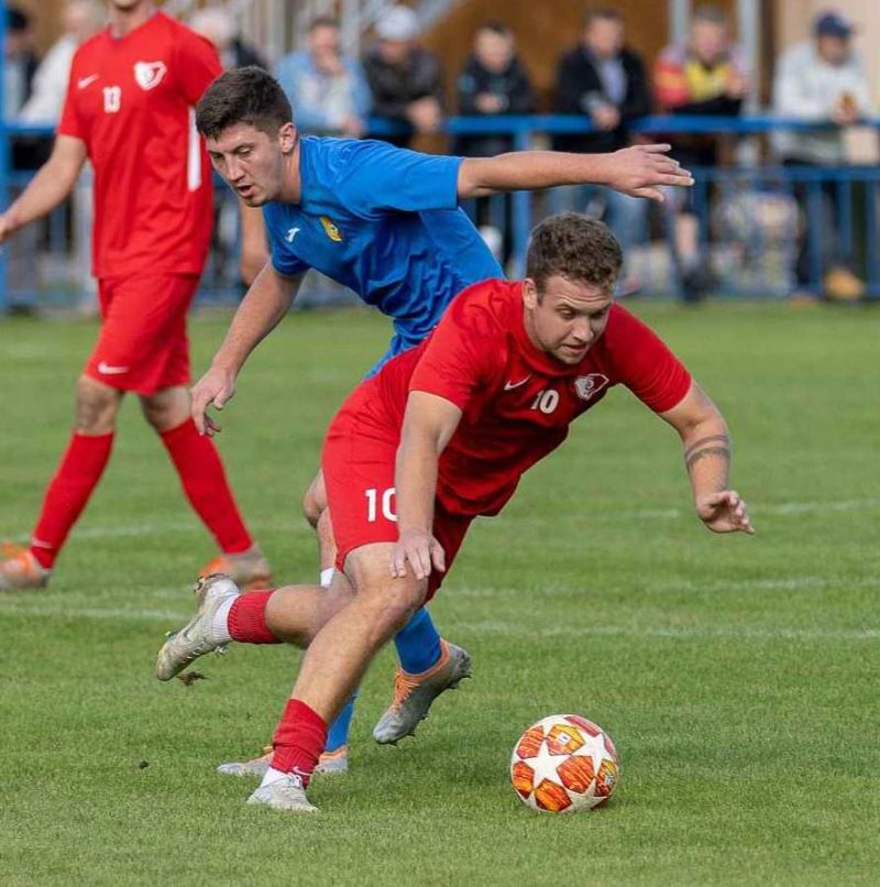 Jan Šula (v modrém) v souboji s kobeřickým protivníkem Antonínem Kubným