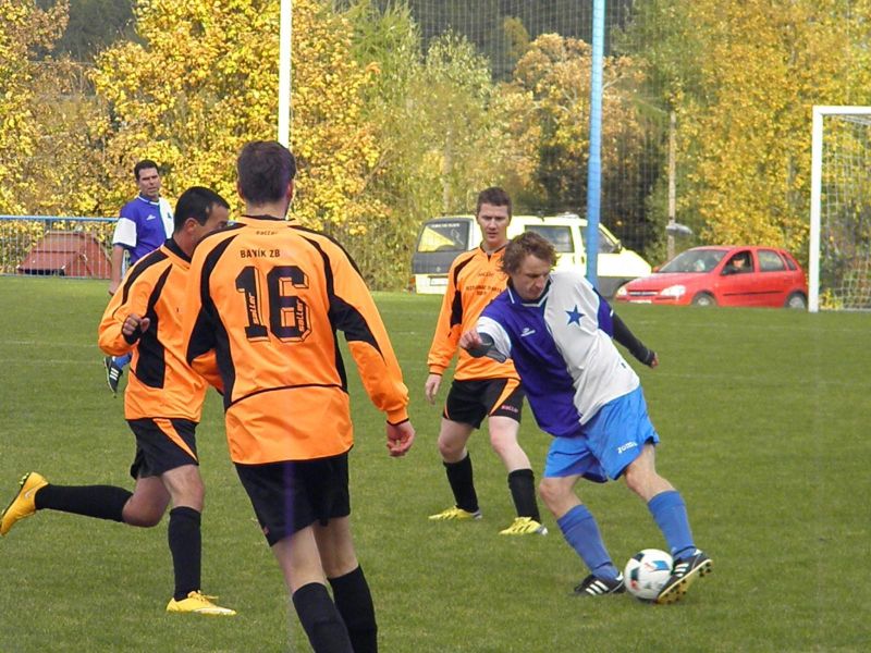 V obležení tří protihráčů - Miroslav Novák si však s touto situací poradil a rozehrál útočnou akci Bezvěrova.