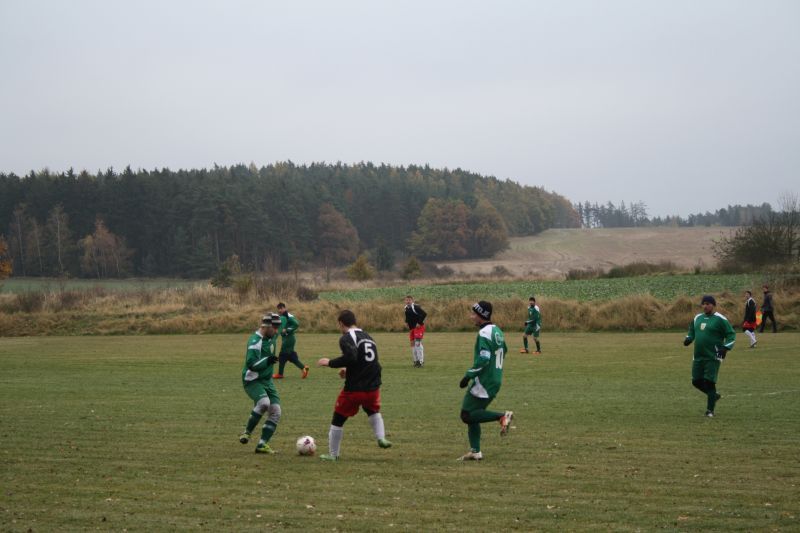 Milan Bouzek v zeleném č. 10 (v popředí vpravo)