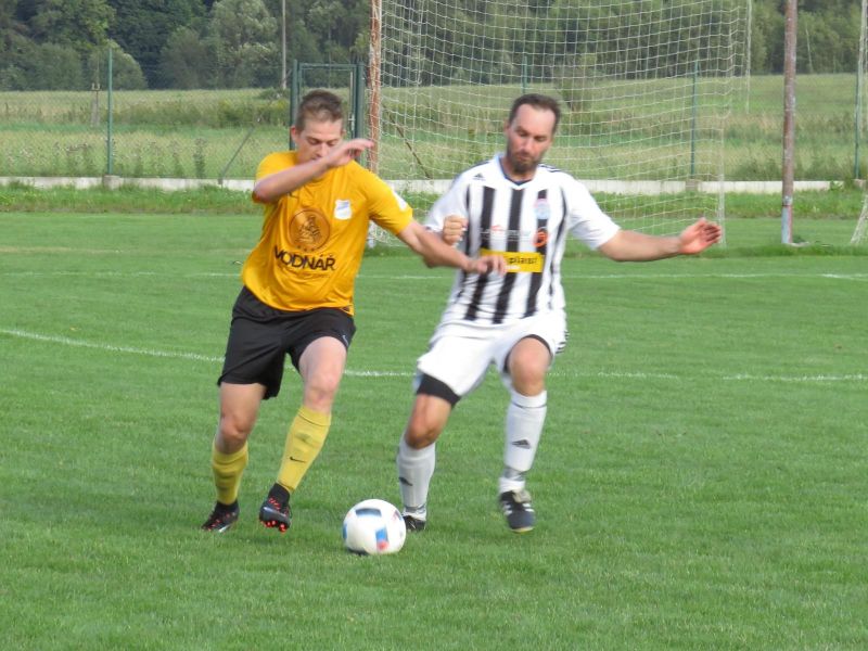 Josef Princl vyváží míč v těsném souboji s Pavel Jirkou. Autor fotek: Libor Granec 