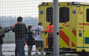 VIDEO: Drama u hřiště! Fotbalisté vytahovali pod autem zaklíněného cyklistu