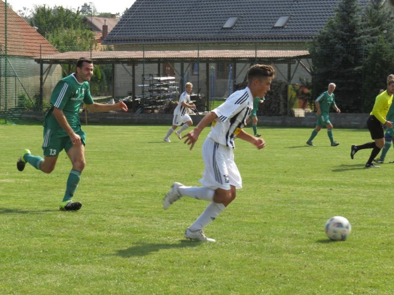 Mladý Jakub Vaniš vyváží míč před Ondřejem Švarcem. Autor fotek: Libor Granec 