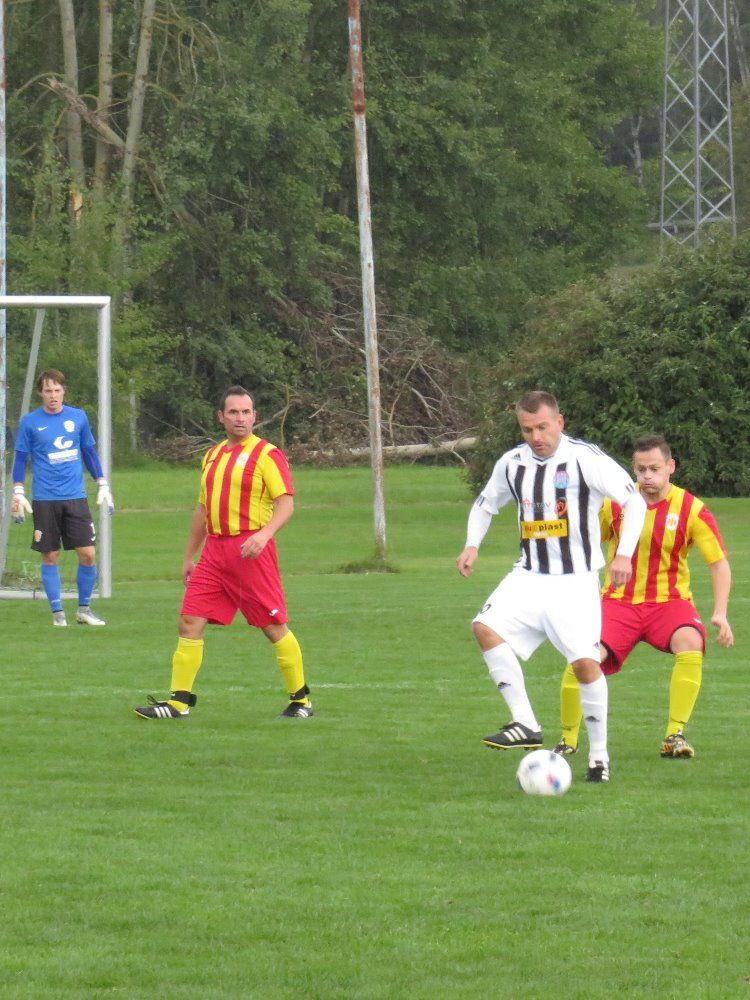 Petr Janura si zpracovává míč pod dohledem Ondřeje  Bělohlava. Autor fotek: Libor Granec 