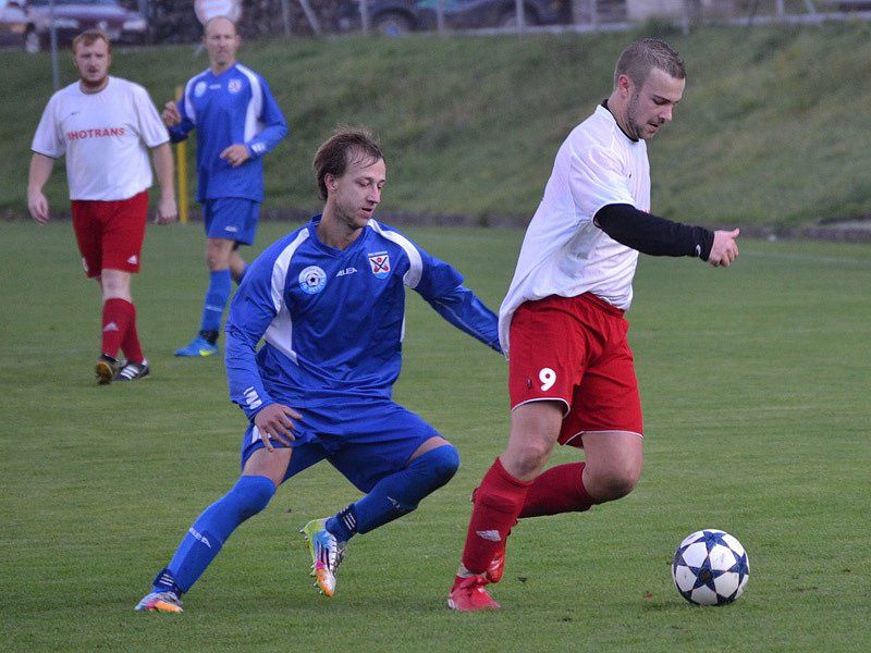 Michal Toman (vlevo) v souboji s Petrem Koubou z Křemže (vpravo)