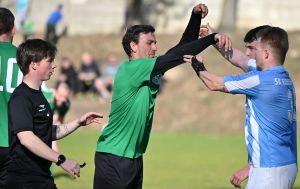 TOP FOTKY TÝDNE: Pády, strkanice i žluté karty