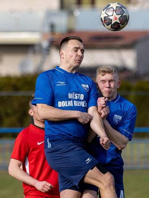 Filip Labuda (uprostřed) v hlavičkovém souboji