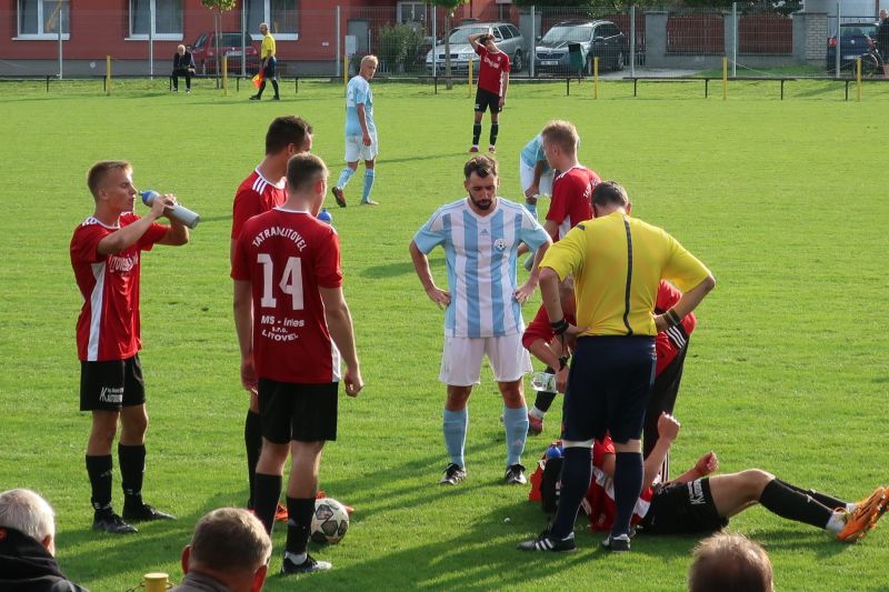 Stále se opakující situace - ošetřování hráče Litovle na hrací ploše.