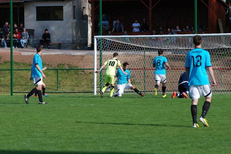 Sporná hra rukou Dominika Palma, po které rozhodčí Karel Miškař odpískal penaltu a hořickému hráči udělil červenou kartu. Zdroj: Josef Hlaváček - Jičínský deník, Facebook TJ Jiskra Hořice