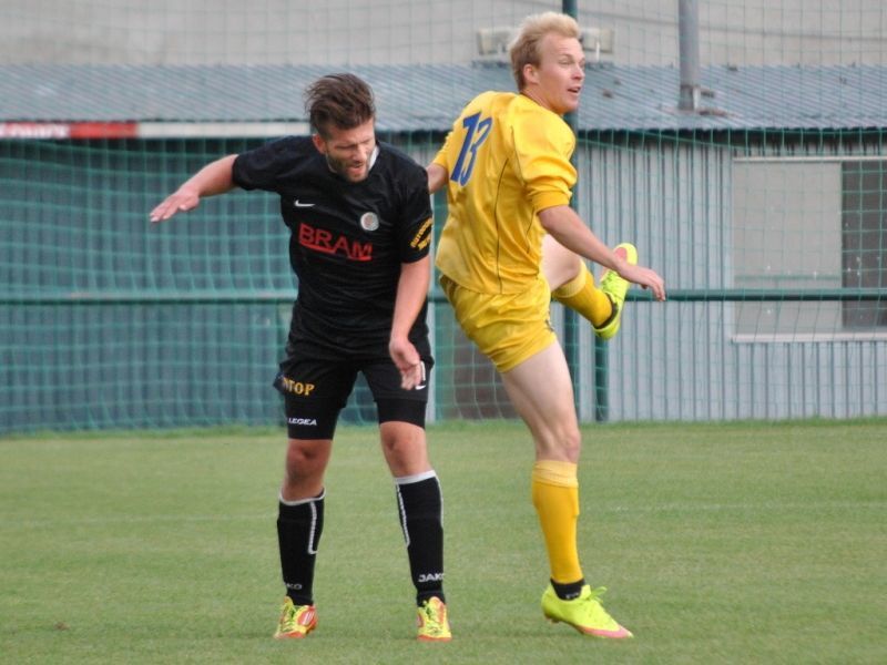 Michal Štícha v soboji s hráčem Rakovníku.  SK Rakovník B - Kolešovice	7:0 (3:0) 06.09.2015