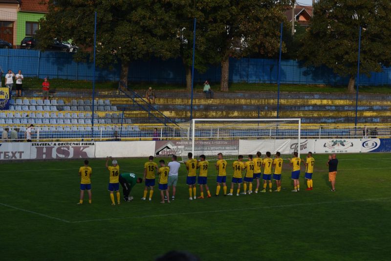 Závěrečné poděkování hráčů fanouškům za pěknou atmosfér a fanoušků hráčům za zvládnutý zápas a brankový příděl.