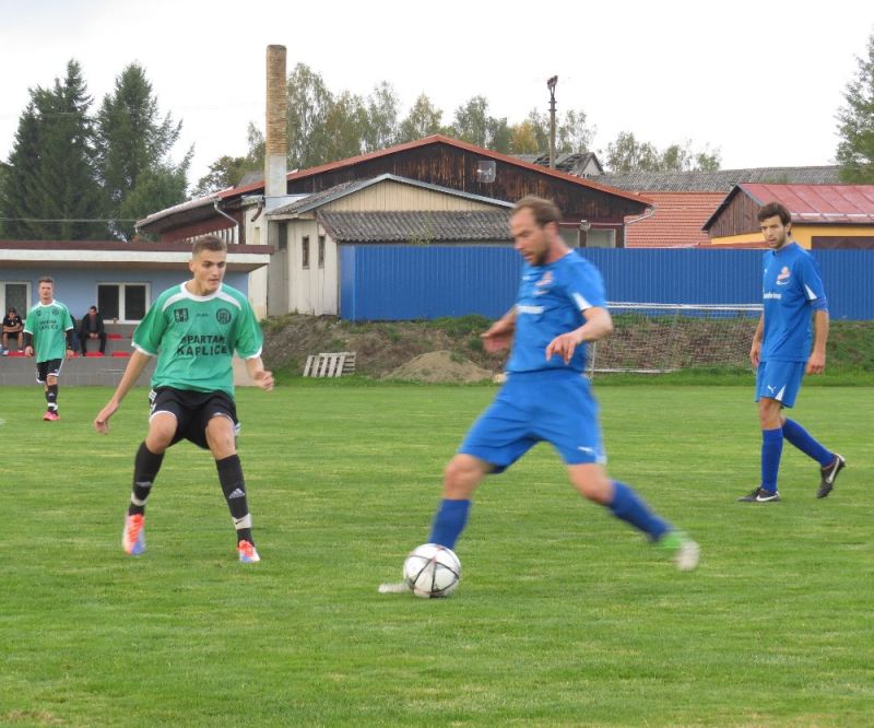 Tomáš Kaňa rozehrává míč pod dohledem Marka Urazila. Autor fotek: Libor Granec 
