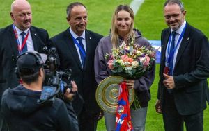 OBRAZEM: Ani přítomnost čerstvé wimbledonské vítězky v hledišti Viktorce nepomohla