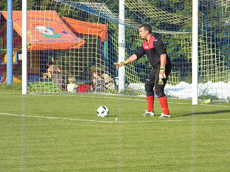 Gólman Sázavanu Bezvěrov předvedl v průběhu utkání několik důležitých zákroků.