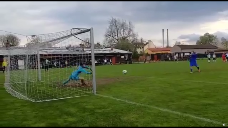 Jediný Sleczkův jediný inkasovaný gól. Míč se mu pod tělem jen těsně propašoval za brankovou čáru.