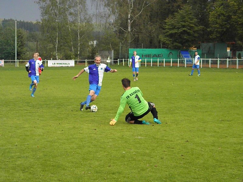 Krátce před vyrovnávacím gólem hostí na 2:2 - Petr Královec domácímu gólmanovi příliš šancí zasáhnout nedal.