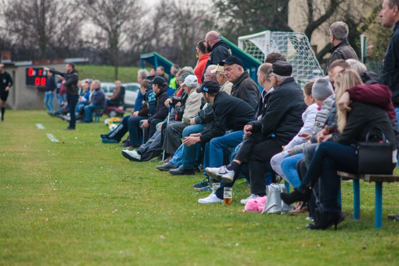 Fanoušci hostů přihlížející obecnímu derby